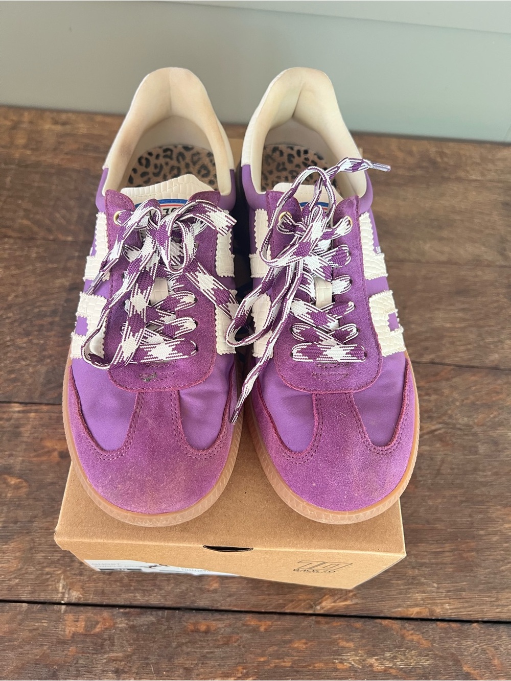Women's Purple Back 70 sneakers.